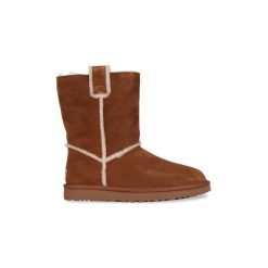 Śniegowce UGG Short Spill Seam Chestnut. Pomarańczowe kozaki damskie Ugg, bez obcasa, bez zapięcia. Za 884,93 zł.