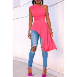 Bluzka ETIOLA FUCHSIA. Czerwone bluzki damskie IVET, bez wzorów, eleganckie, z asymetrycznym kołnierzem, bez rękawów. W wyprzedaży za 79,00 zł.