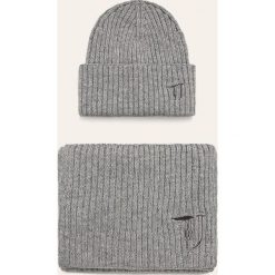 Trussardi Jeans - Czapka i szalik. Szare szaliki damskie Trussardi Jeans, bez wzorów, z poliesteru. W wyprzedaży za 239,90 zł.