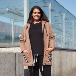 Brązowa bluza dresowa Hania z lampasami duże rozmiary. Pomarańczowe bluzy damskie Moda Size Plus Iwanek, na jesień, bez wzorów, z elastanu, bez rękawów, bez kaptura, na fitness i siłownię. Za 169,00 zł.
