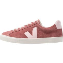 Veja ESPLAR LOGO Sneakersy niskie driedpetal/petale. Różowe trampki i tenisówki damskie marki Veja, bez wzorów, ze skóry, bez zapięcia. Za 419,00 zł.