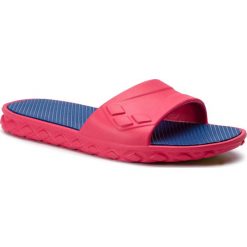 Klapki ARENA - Watergrip W 000413 907 Magenta/Blue. Różowe klapki damskie Arena, bez wzorów, z tworzywa sztucznego, bez obcasa. W wyprzedaży za 79,00 zł.