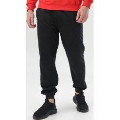 Czarne Spodnie Dresowe Iphisorin. Czarne spodnie męskie Born2be, xl, bez wzorów, z dresówki. Za 39,99 zł.