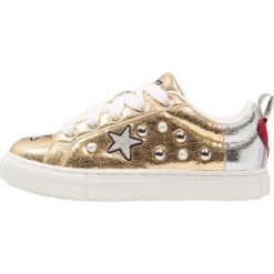 KG by Kurt Geiger LOVEHEART Tenisówki i Trampki gold. Żółte buty dziewczęce sportowe marki KG by Kurt Geiger, ze skóry ekologicznej. Za 389,00 zł.