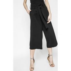 Only - Spodnie Karolina. Czarne spodnie damskie ONLY, bez wzorów, z elastanu, casualowe. W wyprzedaży za 59,90 zł.