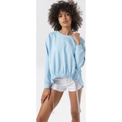 Jasnoniebieska Bluza Morgalyn. Niebieskie bluzy damskie Born2be, xl, bez wzorów, bez rękawów, bez kaptura. W wyprzedaży za 69,99 zł.