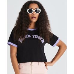 T-shirt z napisem Downtown - Czarny. Czarne t-shirty damskie marki Sinsay, s, z napisami, bez kołnierzyka. Za 19,99 zł.
