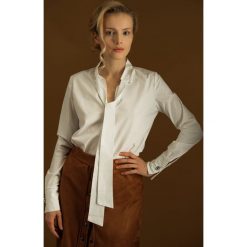 Biała koszula z kokardą. Białe koszule męskie Hultaj Polski, s, bez wzorów, z elastanu, ze stójką, bez rękawów. Za 299,00 zł.