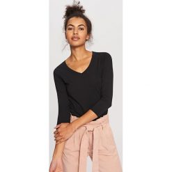 T-shirty damskie: Koszulka z dekoltem w serek – Czarny