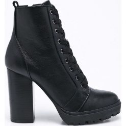 Steve Madden - Botki. Czarne buty zimowe damskie marki Steve Madden, z materiału, na obcasie, na sznurówki. W wyprzedaży za 329,90 zł.