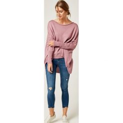 Sweter oversize z dłuższym tyłem wrzosowy. Fioletowe swetry damskie e-margeritka.pl, s, bez wzorów, z tkaniny, bez rękawów, długie, bez kaptura. Za 128,99 zł.