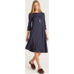 SUKIENKA PARMA Weekend Max Mara. Niebieskie sukienki damskie Weekend Max Mara, na co dzień, s, bez wzorów, z materiału, z okrągłym kołnierzem, bez rękawów, midi, proste. Za 517,30 zł.