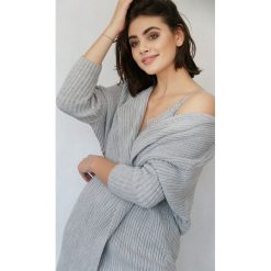 Jasnoszary kardigan typu oversize o grubym splocie JESSY. Szare bluzy damskie Endoftheday, l, w kwiaty, z wełny. Za 199,00 zł.