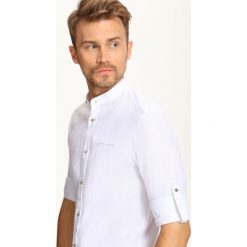 KOSZULA DŁUGI RĘKAW MĘSKA. Białe koszule męskie Top Secret, m, bez wzorów, eleganckie, ze stójką, z długim rękawem. W wyprzedaży za 59,99 zł.