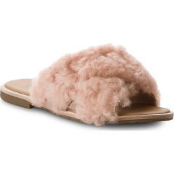 Klapki UGG - W Joni 1019967 W/Sntn. Różowe klapki damskie Ugg, bez wzorów, ze skóry ekologicznej, bez obcasa, na obcasie. W wyprzedaży za 379,00 zł.