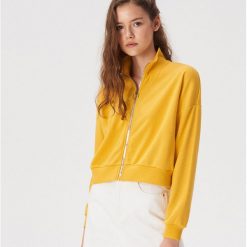 Krótka bluza z półgolfem - Żółty. Żółte bluzy damskie Sinsay, xl, bez wzorów, z krótkim rękawem, krótkie, bez kaptura. W wyprzedaży za 29,99 zł.