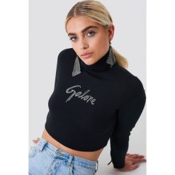 Galore x NA-KD Krótki top Galore - Black. Czarne topy damskie marki Galore x NA-KD, bez wzorów, z golfem. W wyprzedaży za 48,78 zł.