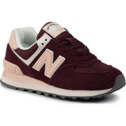 Sneakersy NEW BALANCE - WL574LDA Bordowy. Czerwone sneakersy damskie New Balance, z zamszu. W wyprzedaży za 219,00 zł.