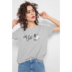 T-shirt z błyszczącym printem. Zielone koszulki damskie Orsay, xs, z nadrukiem, z bawełny, bez kołnierzyka, z krótkim rękawem. W wyprzedaży za 20,00 zł.