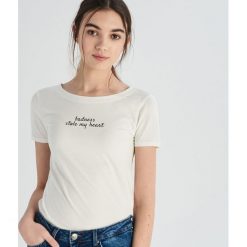 T-shirt z napisem - Kremowy. Białe t-shirty damskie Sinsay, xl, z napisami, bez kołnierzyka. W wyprzedaży za 7,99 zł.