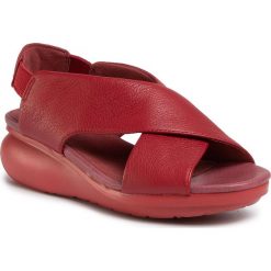 Sandały CAMPER - Balloon K200066-027 Red. Czerwone klapki damskie Camper, bez wzorów, ze skóry, bez obcasa, na obcasie. W wyprzedaży za 369,00 zł.