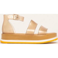 Melissa - Sandały Model Platform. Klapki damskie Melissa, bez wzorów, z materiału, bez obcasa, na obcasie. Za 339,90 zł.