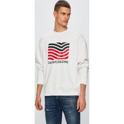 Calvin Klein Jeans - Bluza. Białe bluzy męskie m, z nadrukiem, z bawełny, z okrągłym kołnierzem. W wyprzedaży za 259,90 zł.