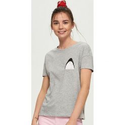 T-shirty damskie: T-shirt z zabawną aplikacją – Jasny szar