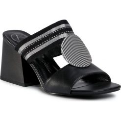 Klapki BETSY - 907028/01-03E Black/Silver. Czarne klapki damskie Betsy, bez wzorów, ze skóry ekologicznej, bez obcasa. W wyprzedaży za 139,00 zł.