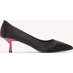 Czółenka: NA-KD Shoes Satynowe czółenka na niskim obcasie – Black,Multicolor
