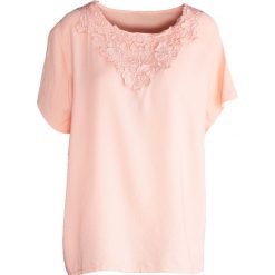 Różowa Bluzka Walking On Sunshine. Różowe bluzki damskie Born2be, na lato, xl, bez wzorów, bez kołnierzyka, bez rękawów. Za 29,99 zł.