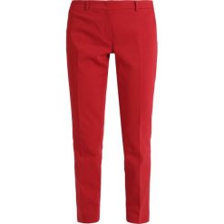 More & More Spodnie materiałowe warm red. Czerwone spodnie damskie marki More & More, bez wzorów, z elastanu. Za 379,00 zł.