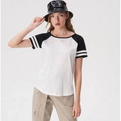 T-shirt z raglanowymi rękawami - Czarny. Czarne t-shirty damskie Sinsay, xs, bez wzorów, bez kołnierzyka. Za 19,99 zł.