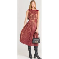 SUKIENKA ELISABETTA FRANCHI. Czerwone sukienki damskie Elisabetta Franchi, na imprezę, z haftami, z okrągłym kołnierzem, bez rękawów, midi. Za 1099,50 zł.