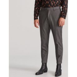 Spodnie carrot w jodełkę - Szary. Szare spodnie męskie Reserved, m, bez wzorów. Za 149,99 zł.