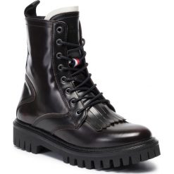 Trapery TOMMY HILFIGER - Iconic Polished Boot FW0FW04494 Chocolate Truffle Gby. Pomarańczowe trapery damskie TOMMY HILFIGER, ze skóry, klasyczne, bez obcasa, bez zapięcia. Za 749,00 zł.