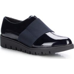 Buty damskie. Niebieskie półbuty damskie Wittchen, do pracy, bez wzorów, ze skóry, biznesowe, bez obcasa, bez zapięcia. W wyprzedaży za 335,90 zł.