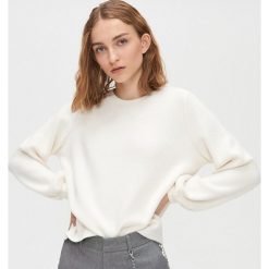 Miękki sweter basic - Kremowy. Białe swetry damskie Cropp, s, bez wzorów, bez rękawów, bez kaptura. W wyprzedaży za 44,99 zł.