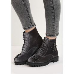 Szare Welurowe Botki Black Star. Czarne botki damskie na zamek Born2be, z weluru, retro, na płaskiej podeszwie, na sznurówki. Za 89,99 zł.