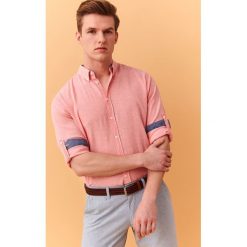 KOSZULA LNIANA SLIM FIT. Różowe koszule męskie Top Secret, na lato, m, bez wzorów, z kontrastowym kołnierzykiem, z długim rękawem. Za 119,99 zł.