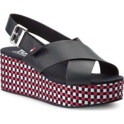 Sandały Tommy Jeans Flatform Sandal Gingham Pattern EN0EN00210. Niebieskie klapki damskie Tommy Jeans, bez wzorów, z jeansu, bez obcasa. W wyprzedaży za 259,00 zł.