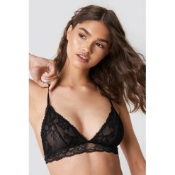 NA-KD Lingerie Trójkątny biustonosz z kwiatową koronką - Black. Czarne biustonosze NA-KD Lingerie, w koronkowe wzory, z koronki. Za 72,95 zł.