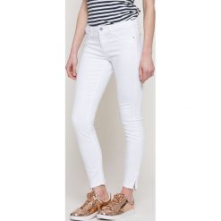 Only - Jeansy. Białe jeansy damskie rurki marki ONLY, z bawełny. W wyprzedaży za 34,90 zł.