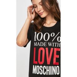 Love Moschino - T-shirt. Czarne bluzki damskie Love Moschino, m, z nadrukiem, z bawełny, z okrągłym kołnierzem, z krótkim rękawem. W wyprzedaży za 239,90 zł.