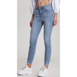 Jasnoniebieskie Jeansy Slim Nereinah. Niebieskie jeansy damskie Renee. W wyprzedaży za 119,99 zł.
