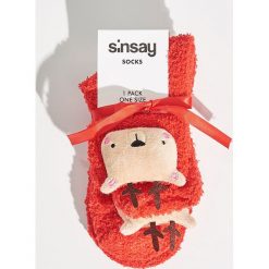 Skarpetki z reniferami - Czerwony. Czerwone skarpetki damskie Sinsay. Za 14,99 zł.