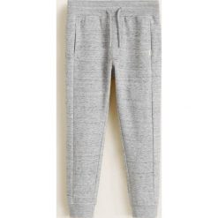 Mango Kids - Spodnie dziecięce Jumbo 104-164 cm. Szare spodnie chłopięce marki Mango Kids, bez wzorów, z bawełny, casualowe. Za 69,90 zł.