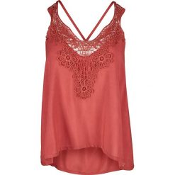 Top w kolorze czerwonym. Czerwone topy damskie Skiny Women & Men, w koronkowe wzory, z wiskozy, bez kołnierzyka. W wyprzedaży za 42,95 zł.
