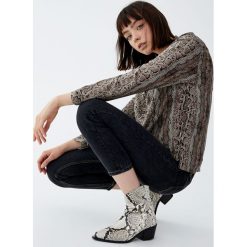 Koszula w wężowy wzór. Szare koszule damskie Pull&Bear, bez wzorów, bez kołnierzyka, z długim rękawem. Za 69,90 zł.