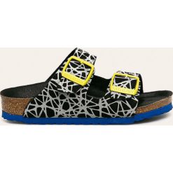 Birkenstock - Klapki dziecięce Arizona. Czarne sandały chłopięce Birkenstock, z materiału, bez zapięcia. Za 189,90 zł.